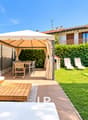 Patio luminoso con gazebo e piscina