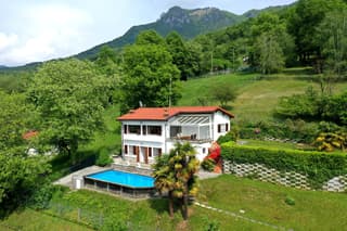 Einfamilien-/Ferienhaus mit Schwimmbad und Landanteil in Lugano-Cadro (2)