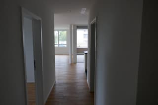 Neuwertige, grosszügige und helle 3 1/2 Zimmer Wohnung an Toplage in Frick (2)