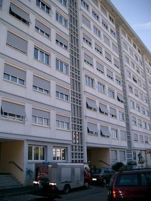 Appartement de 4 pièces avec balcon, situé au 4ème étage.