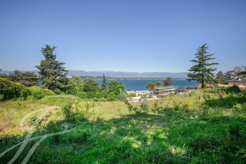 Beautiful plot with view on the lake
