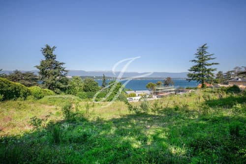 Beautiful plot with view on the lake