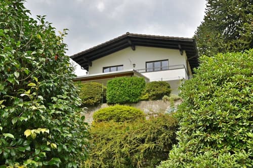 Bella casa immersa nel verde e a due passi dal fiume / Schönes Einfamilienhaus im Grünen und nahe am Fluss