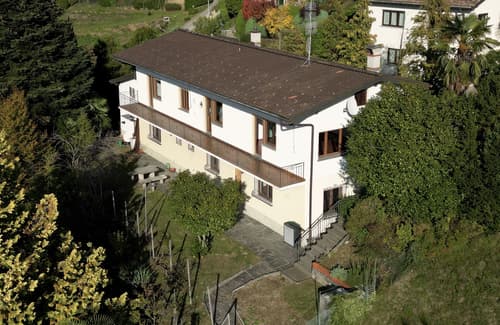 1845 - Croglio-Beride: Casa Unifamiliare Immersa nel Verde con Bella Esposizione