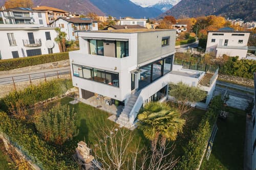 Elegante villa moderna e spaziosa con originali soluzioni architettoniche