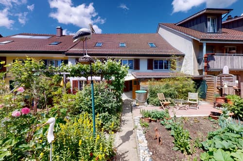 Wohnen in attraktivem 3-Familienhaus in Gartenoase am Bach