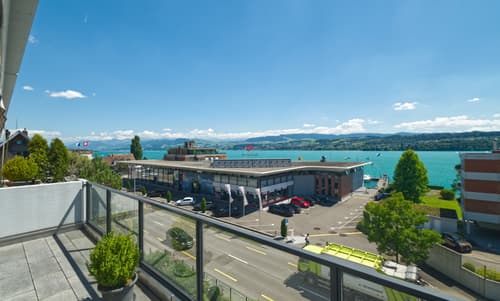 Blick auf den Zürichsee von der Terrasse (22 m²) des 3. Obergeschosses