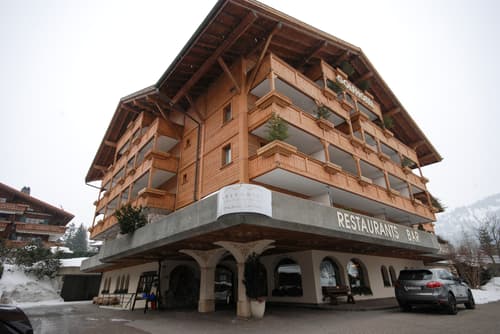 A vendre à Saanenmöser Gstaad duplex de 2.5 pièces situé au combles de l'hôtel GOLFHOTEL