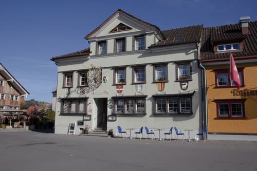Traditionelles Wohn- und Geschäftshaus am Landsgemeindeplatz