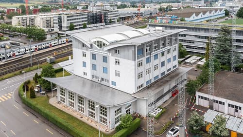 Schul, und Bürogebäude unmittelbar beim Bahnhof Regensdorf (1)