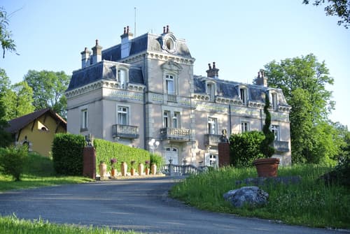 Schloss in Châtenois (Dôle) mit vier Wohngebäuden und 170'000 m2 Land (1)
