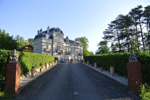 Schloss in Châtenois (Dôle) mit vier Wohngebäuden und 150'000 m2 Land (1)