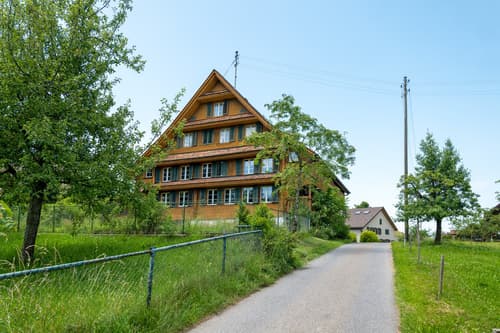 Denkmalgeschütztes Bauernhaus in Weilerzone von Menzingen zu verkaufen (1)