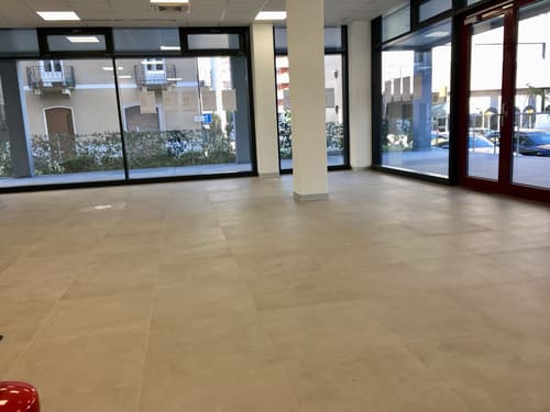 Spazio commerciale al piano terra con ca. m2 80 di superficie utile lorda - Lugano zona USI - Residenza Agorà