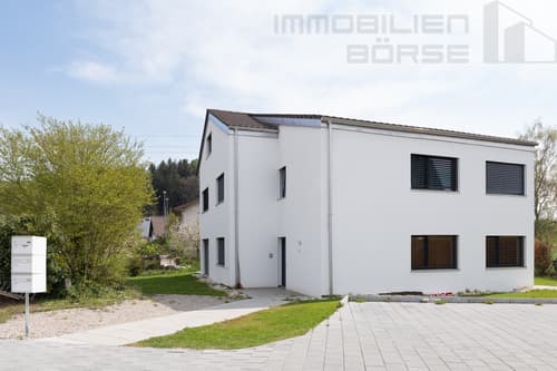 Neuwertiges Haus mit Einfamilienhaus und zwei Wohnungen in Lyssach