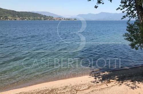 Multifamiliy house directly on the shore of Lake Maggiore