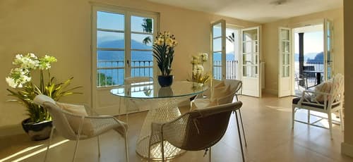 Stupenda proprietà sul lago Maggiore con pontile e spiaggia privata.