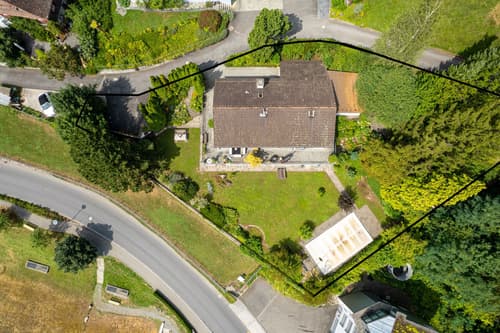 Luftaufnahme Dreifamilienhaus mit 1508 m² Bauland