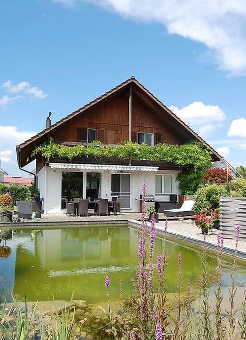 Charmantes Einfamilienhaus mit grossem Schwimmteich