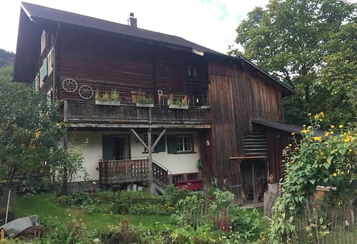 2 Zimmer mit eigenem Bad in charmantem Holzhaus in Jenaz