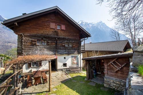 Casa rustica nella soleggiata Val di Blenio