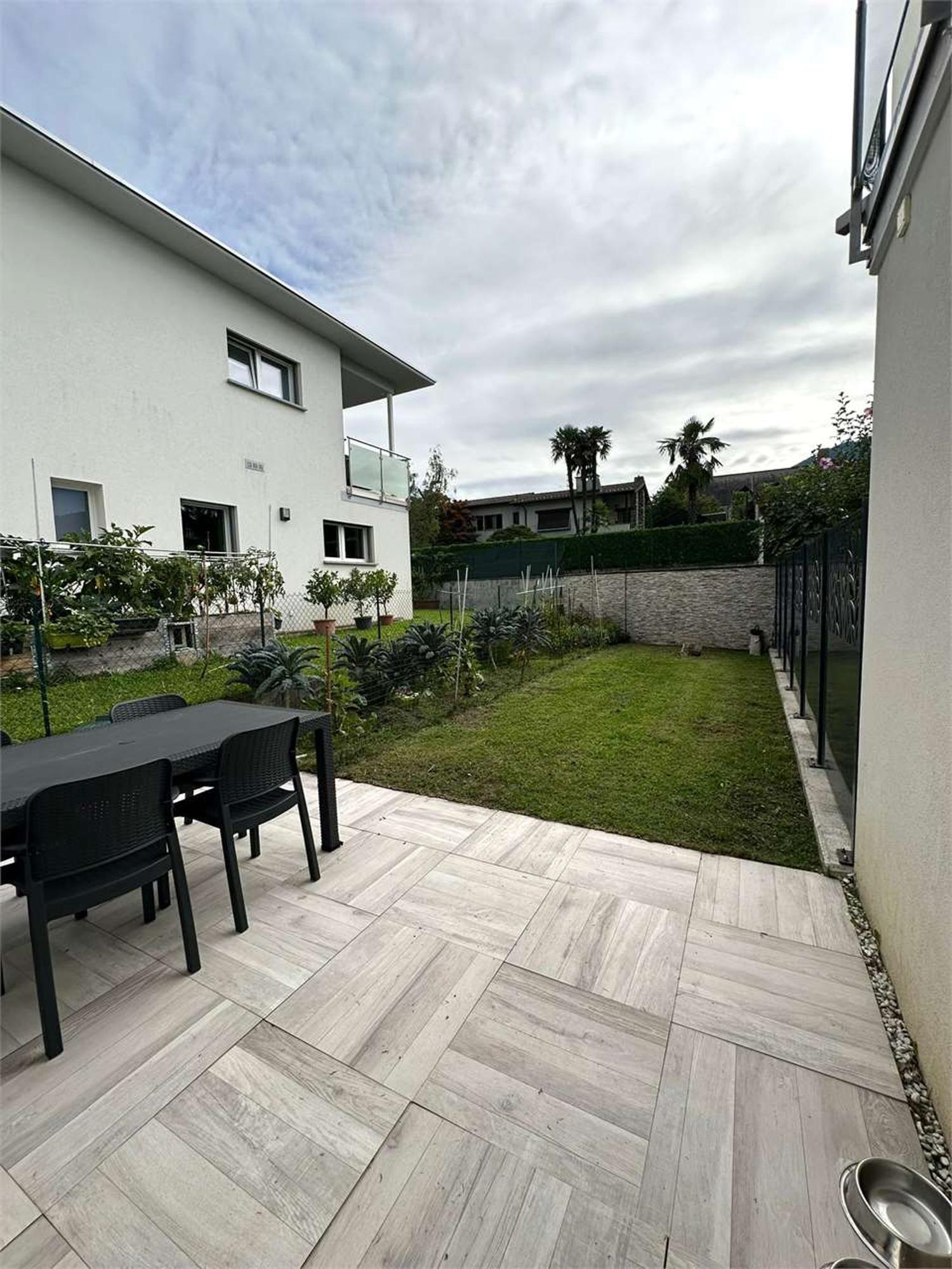 Elegante appartamento 4.5 locali con giardino a Cadempino.