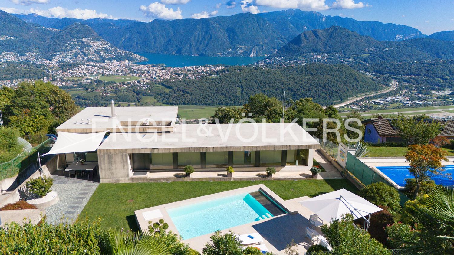 Raffinata villa con giardino e panorama esclusivo sul lago