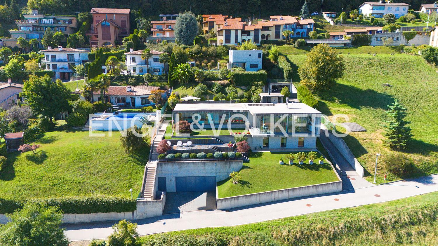 Raffinata villa con giardino e panorama esclusivo sul lago
