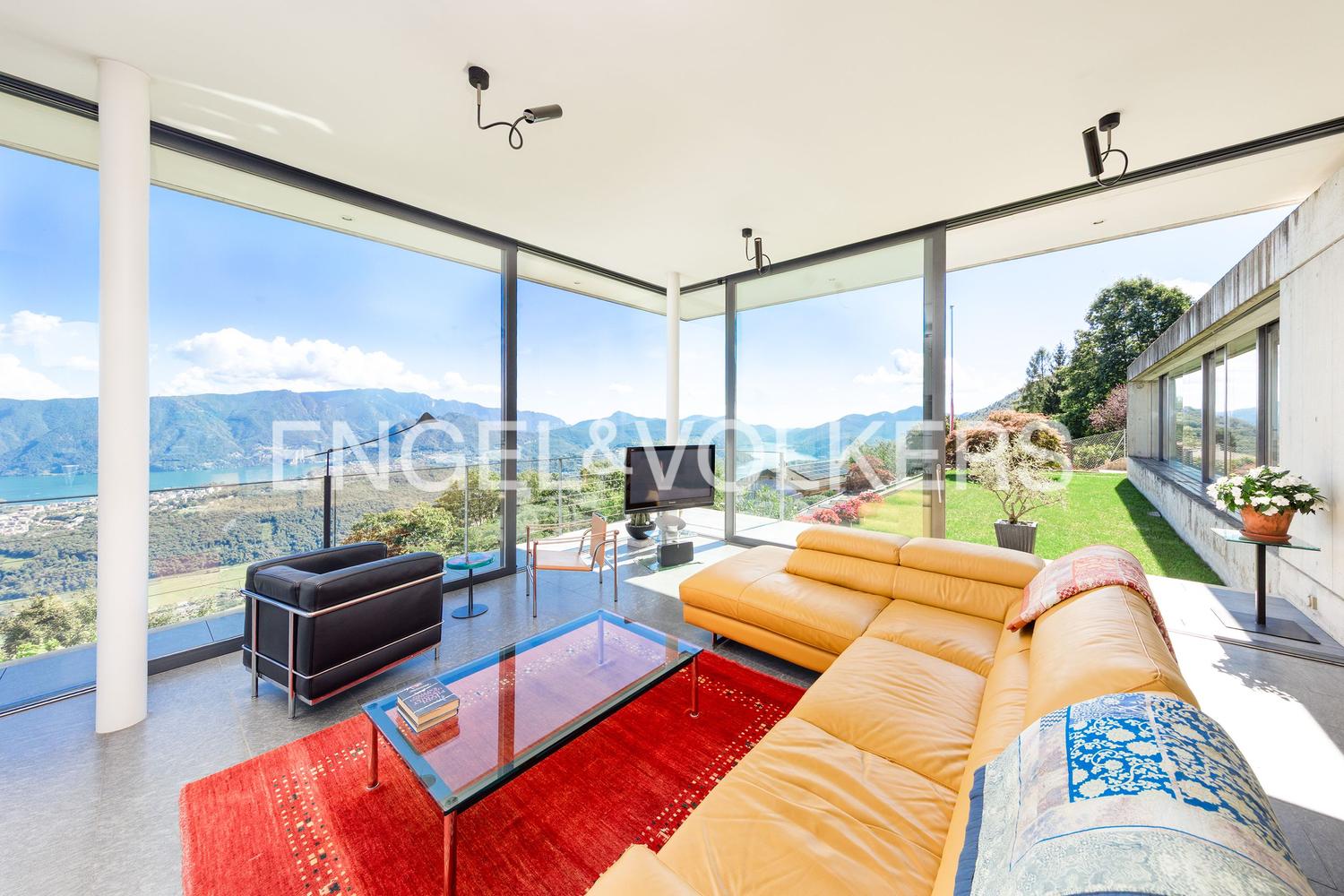 Raffinata villa con giardino e panorama esclusivo sul lago