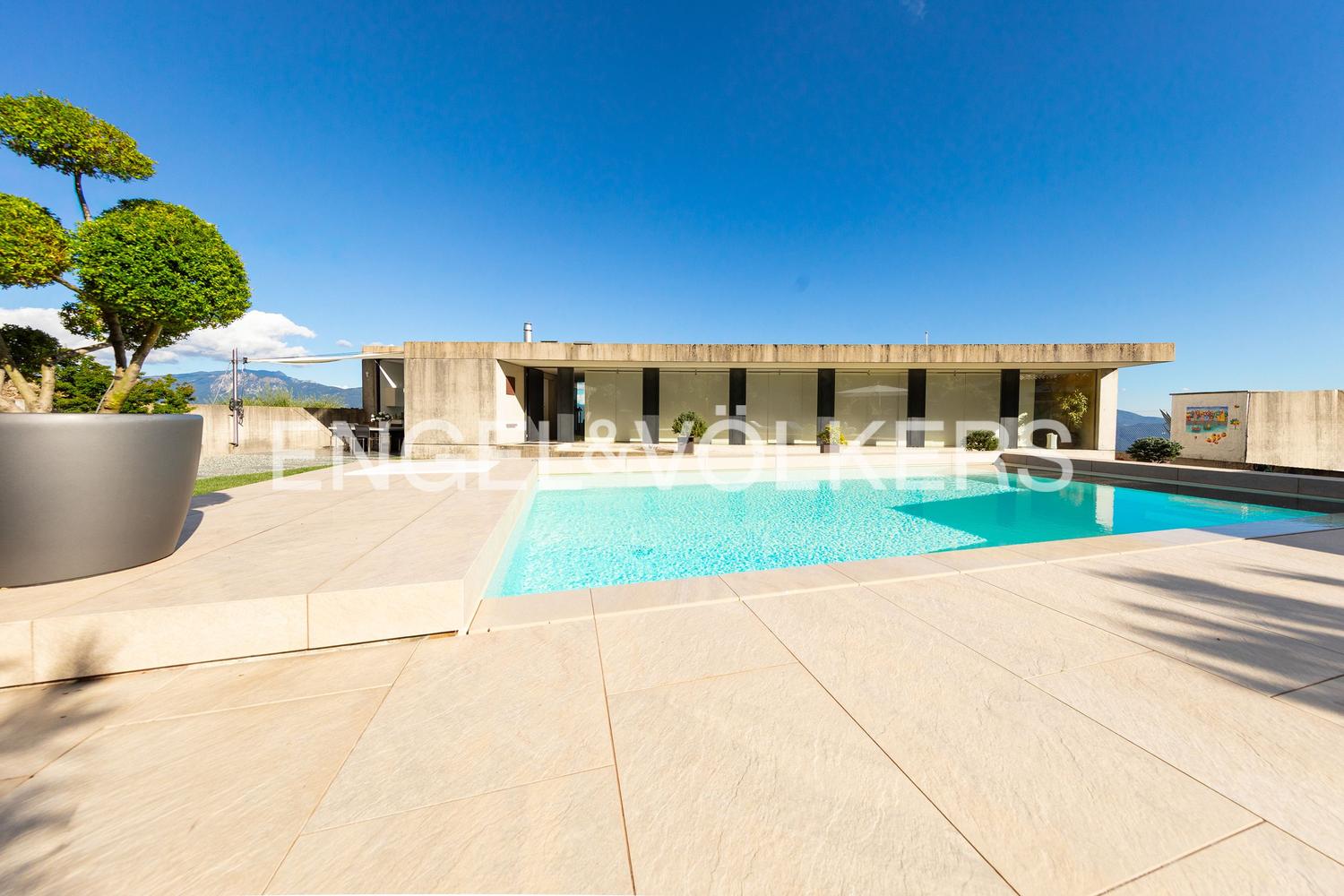 Raffinata villa con giardino e panorama esclusivo sul lago