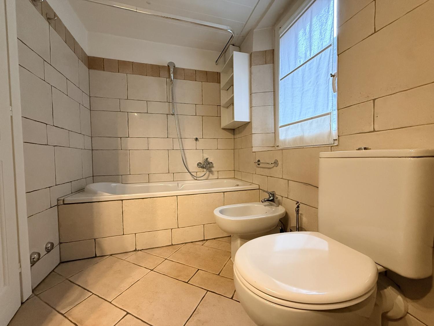 AFFITTASI ESCLUSIVO 4 LOCALI IN PALAZZO STORICO A MORCOTE