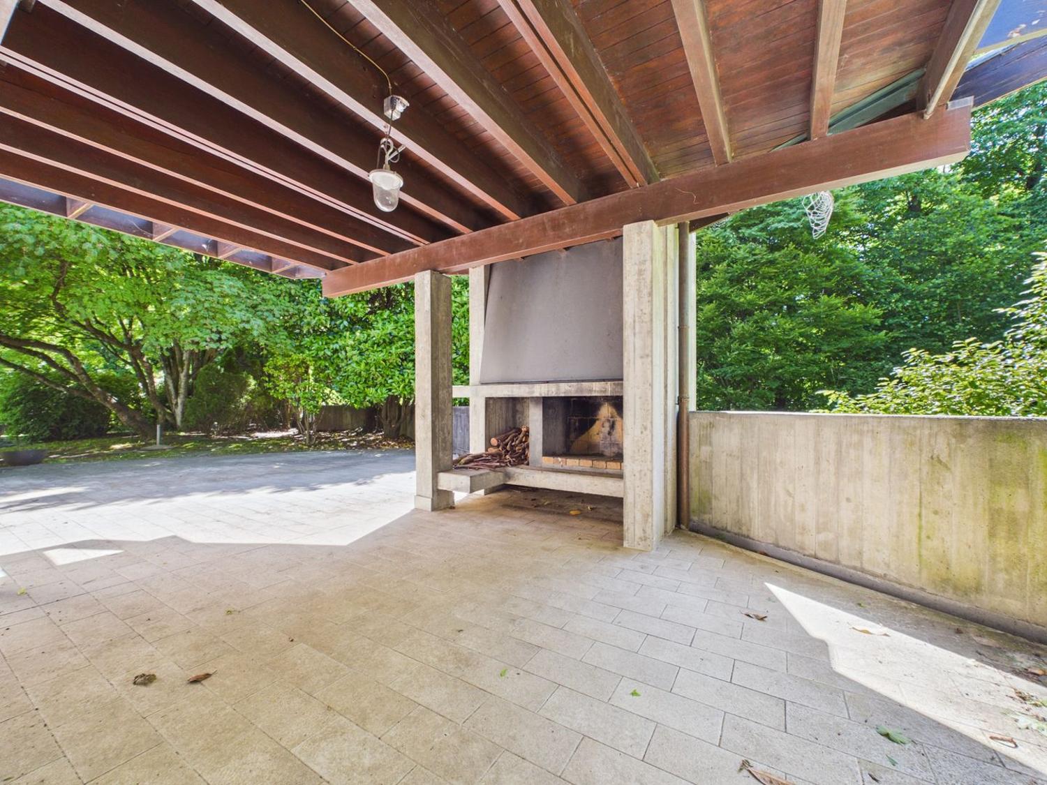 Elegante villa con piscina e giardino privato a Gentilino