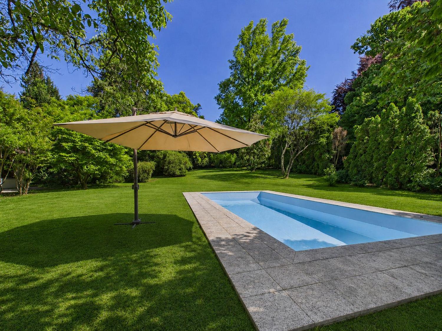 Elegante villa con piscina e giardino privato a Gentilino