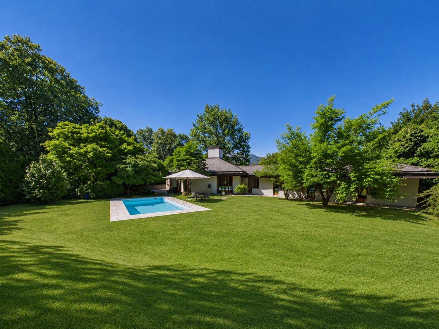 Elegante villa con piscina e giardino privato a Gentilino