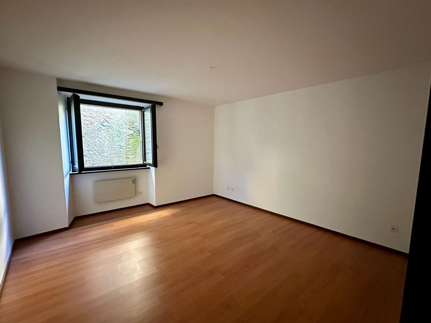 Grazioso appartamento duplex di 2.5 locali con studio/atelier nel centro di Novaggio