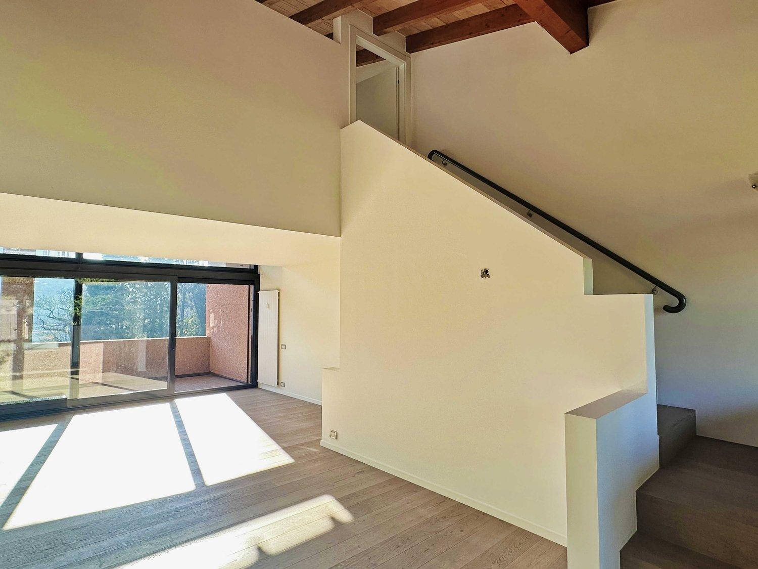 Elegante e luminosa maisonette immersa nel verde di 4.5 locali