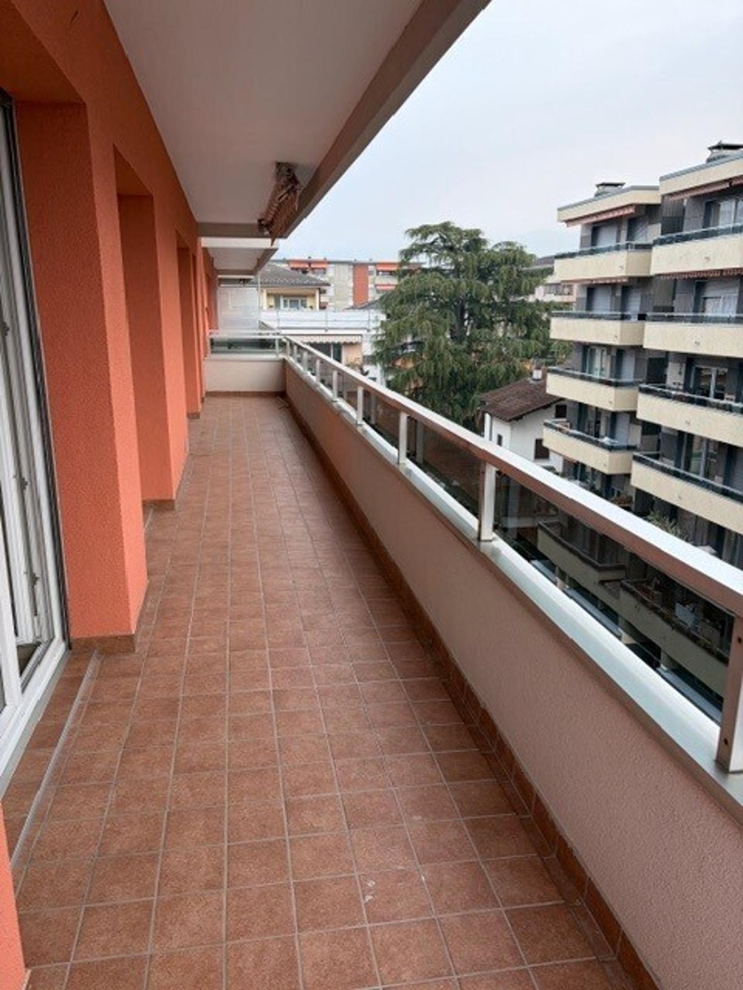 SOLEGGIATO 3.5 LOCALI IN STABILE CON PISCINA CONDOMINIALE