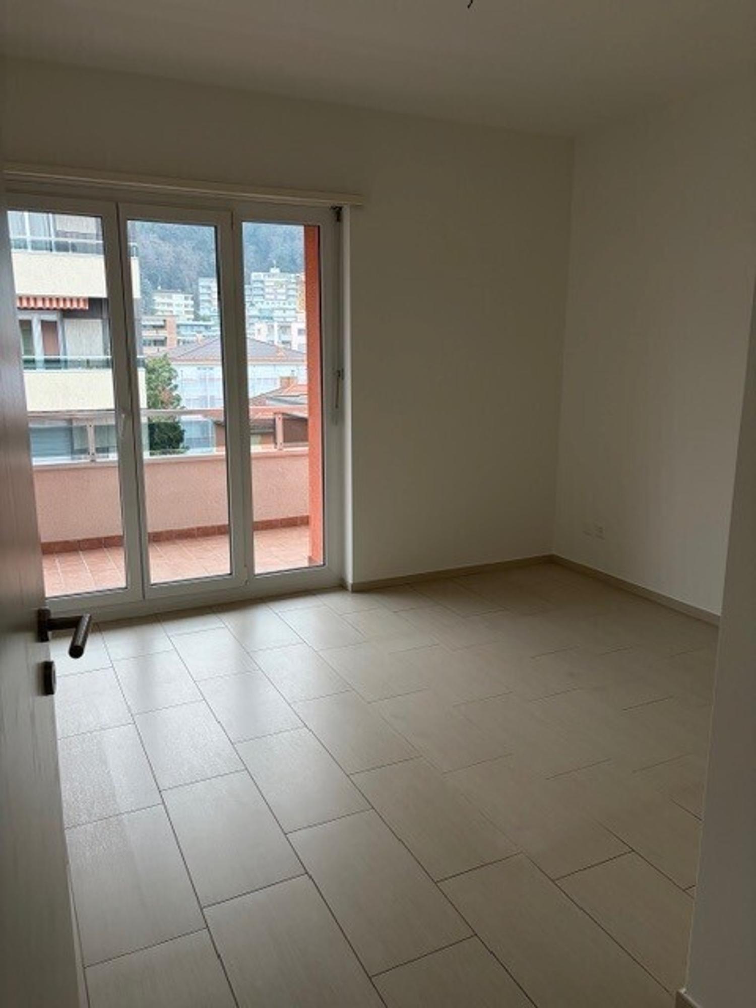 SOLEGGIATO 3.5 LOCALI IN STABILE CON PISCINA CONDOMINIALE