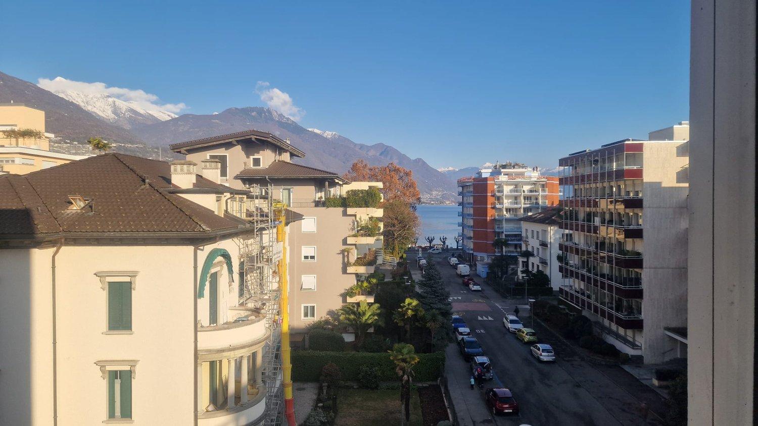 LUMINOSO E MODERNO 4.5 LOCALI CON VISTA LAGO
