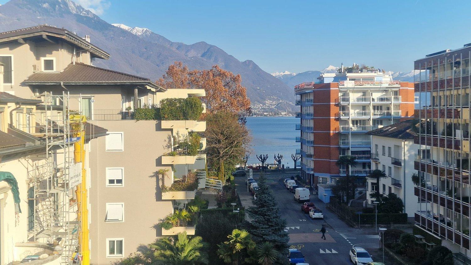 LUMINOSO E MODERNO 4.5 LOCALI CON VISTA LAGO