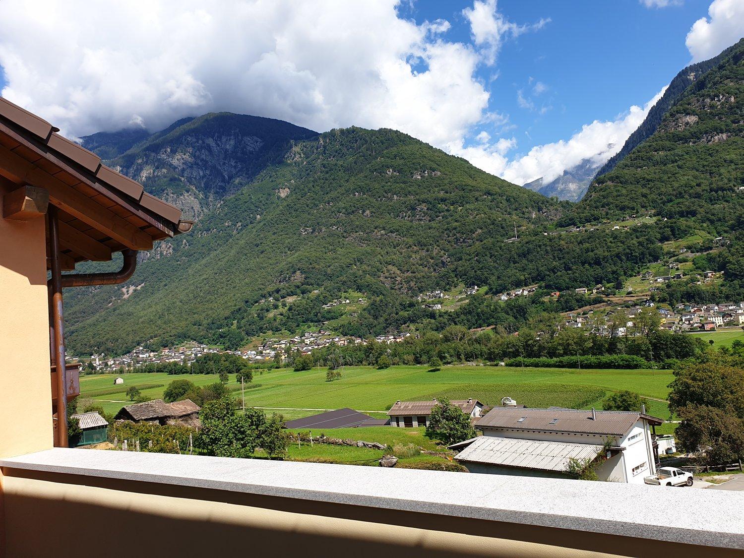 Moderno appartamento 4.5 locali a Semione con vista panoramica