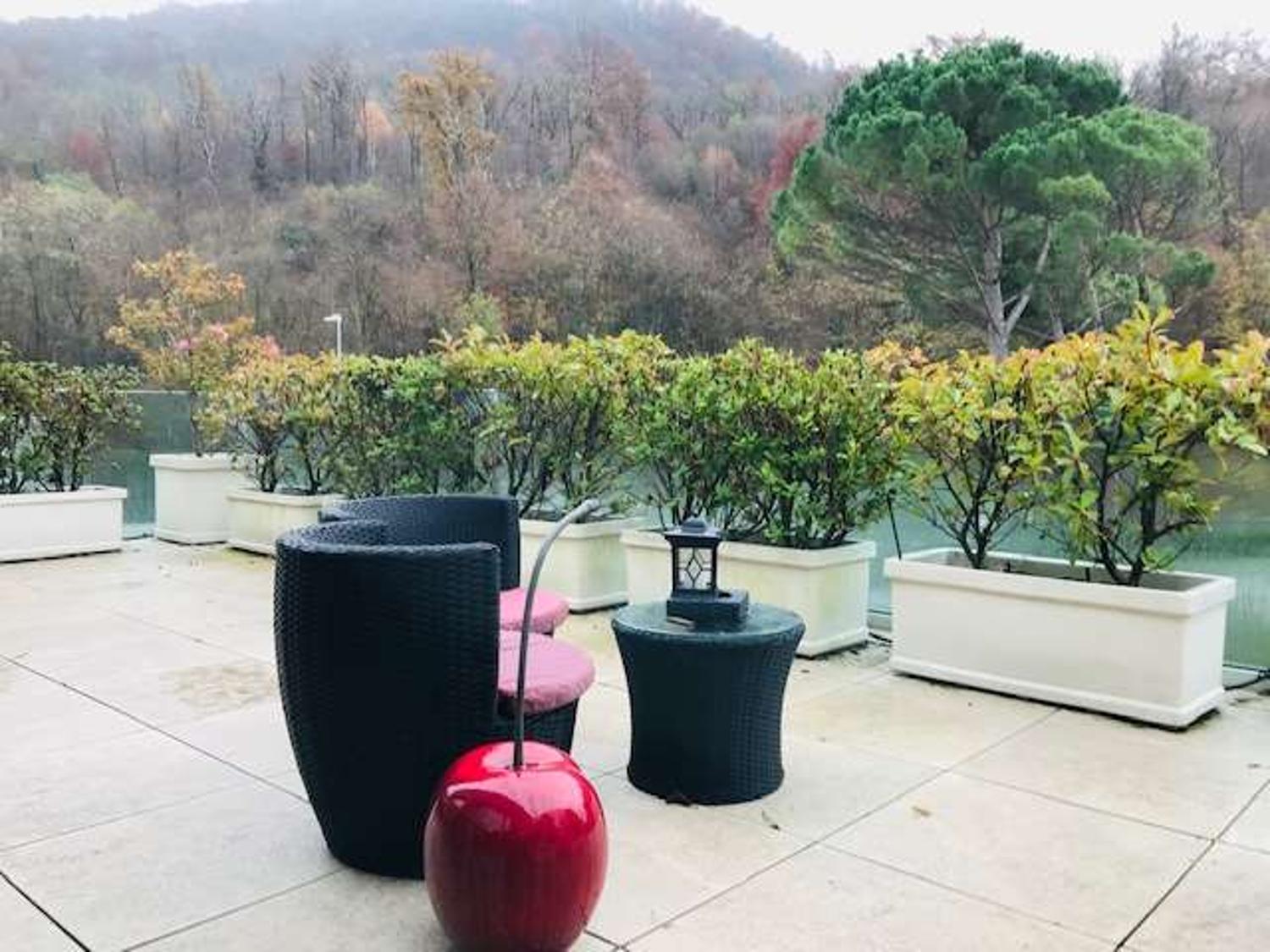 Attico alto standing con terrazza panoramica e piscina