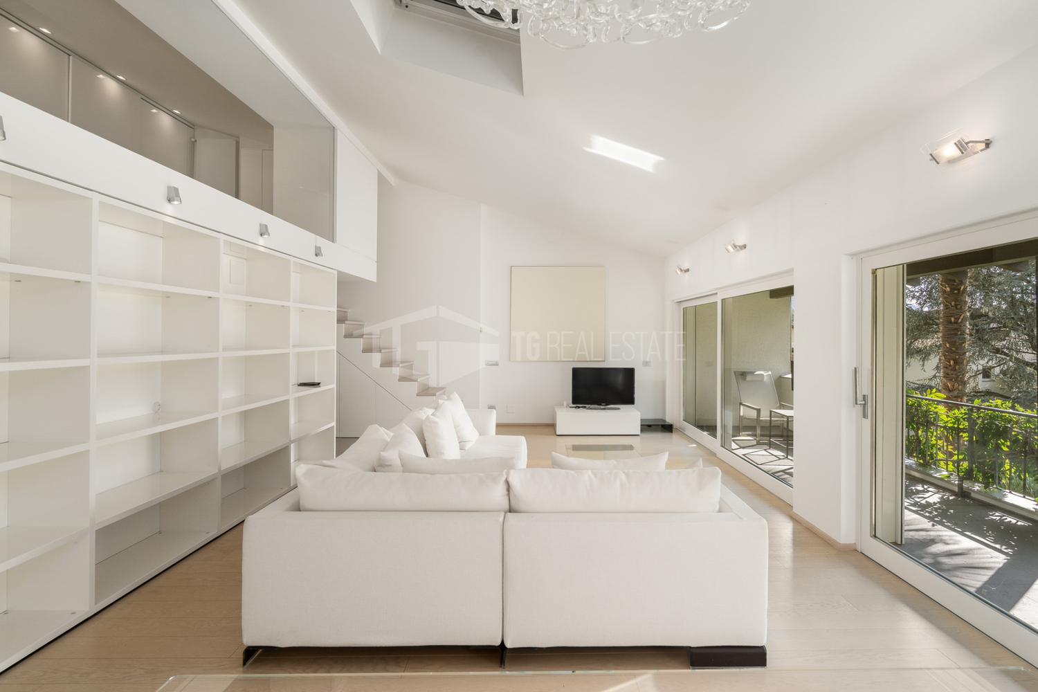 DUPLEX DA SOGNO CON VISTA LAGO, GIARDINO E PISCINA