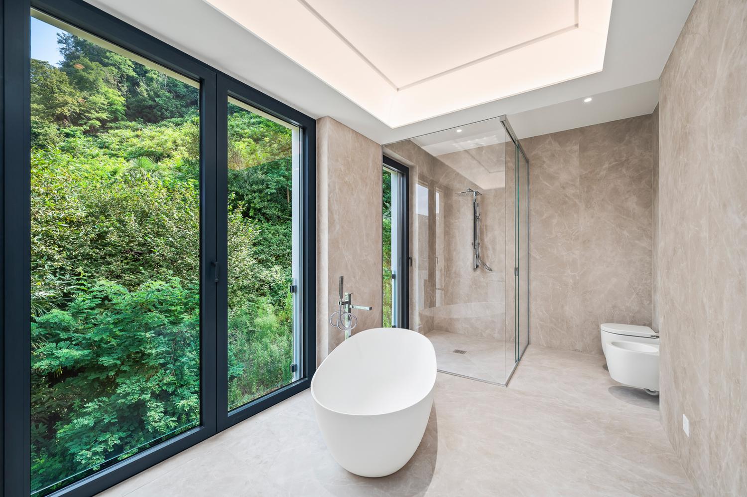 PRESTIGIOSO ATTICO DI DESIGN CON TERRAZZA VISTA LAGO