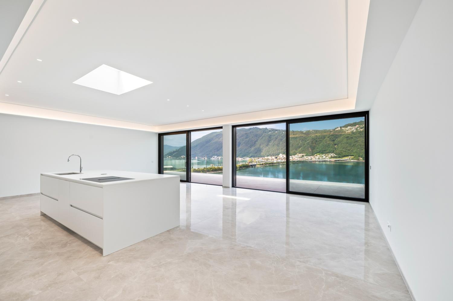 PRESTIGIOSO ATTICO DI DESIGN CON TERRAZZA VISTA LAGO