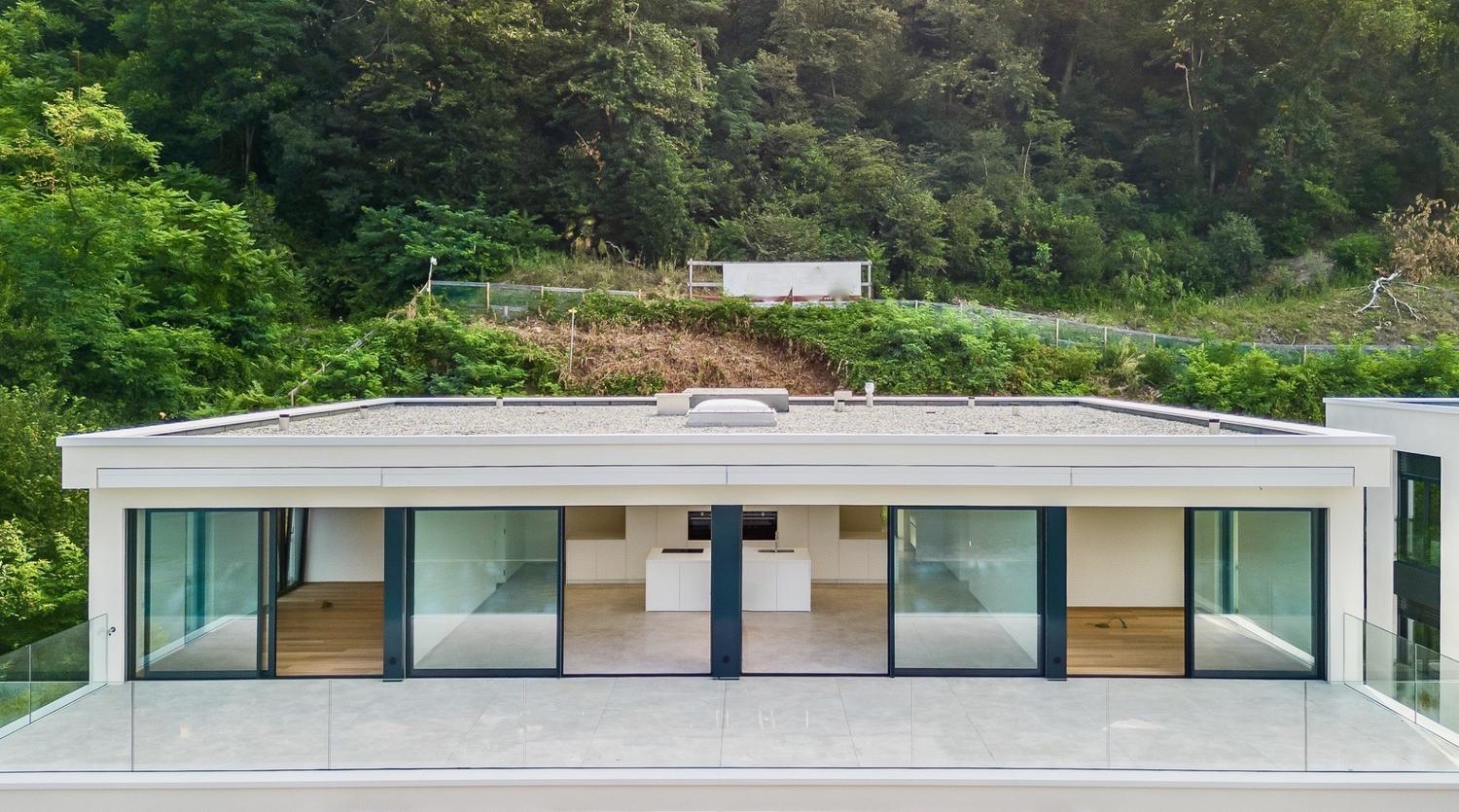 PRESTIGIOSO ATTICO DI DESIGN CON TERRAZZA VISTA LAGO