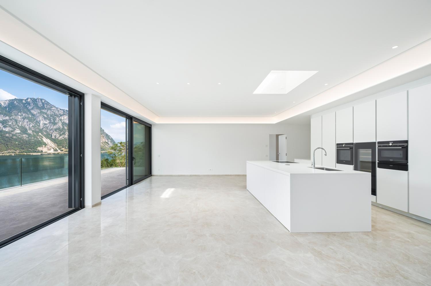 PRESTIGIOSO ATTICO DI DESIGN CON TERRAZZA VISTA LAGO