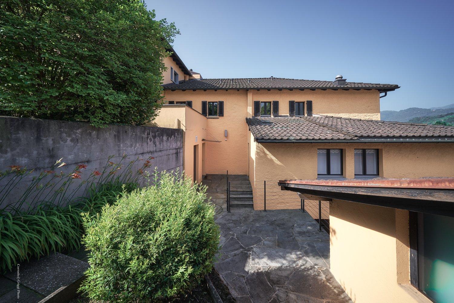 Affittasi grande casa di 11 locali immersa nel verde a Origlio