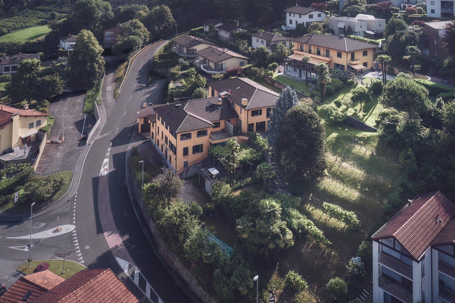 Affittasi grande casa di 11 locali immersa nel verde a Origlio