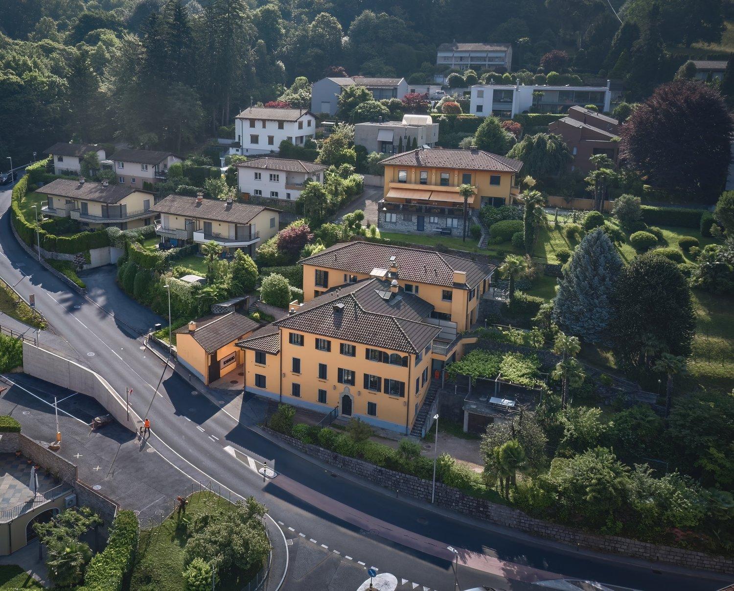 Affittasi grande casa di 11 locali immersa nel verde a Origlio